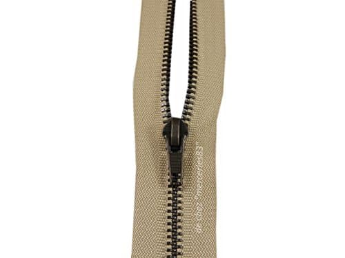 70 cm Beige Zip Mesh Brass 5 mm – A Runner Metal Zipper can be opened Construction Beige – Mesh Metal 70 cm Width 3 cm.